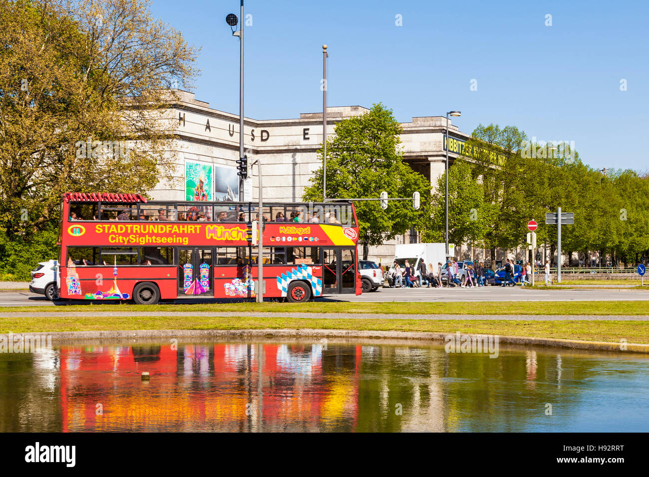 SIGHT-SEEING TOUR , CITY TOUR, BUS IN FRONT OF HAUS DER KUNST MUSEUM, MUNICH, BAVARIA, GERMANY Stock Photo