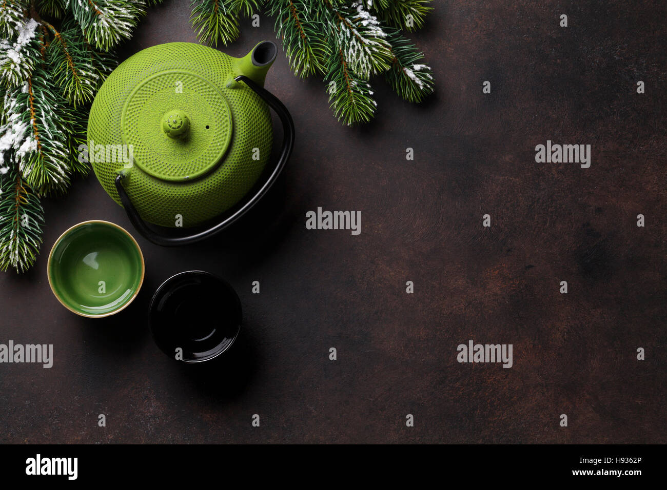 Christmas teapot and tea cups. Top view with copy space Stock Photo - Alamy