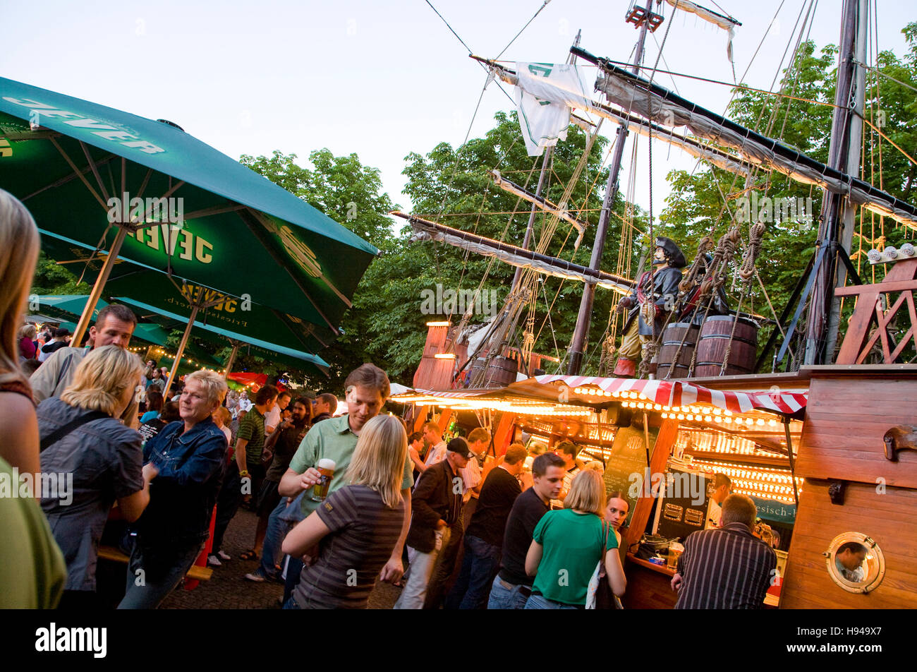 Visitors to the Hamburg fish market, city festival, Karlsplatz square