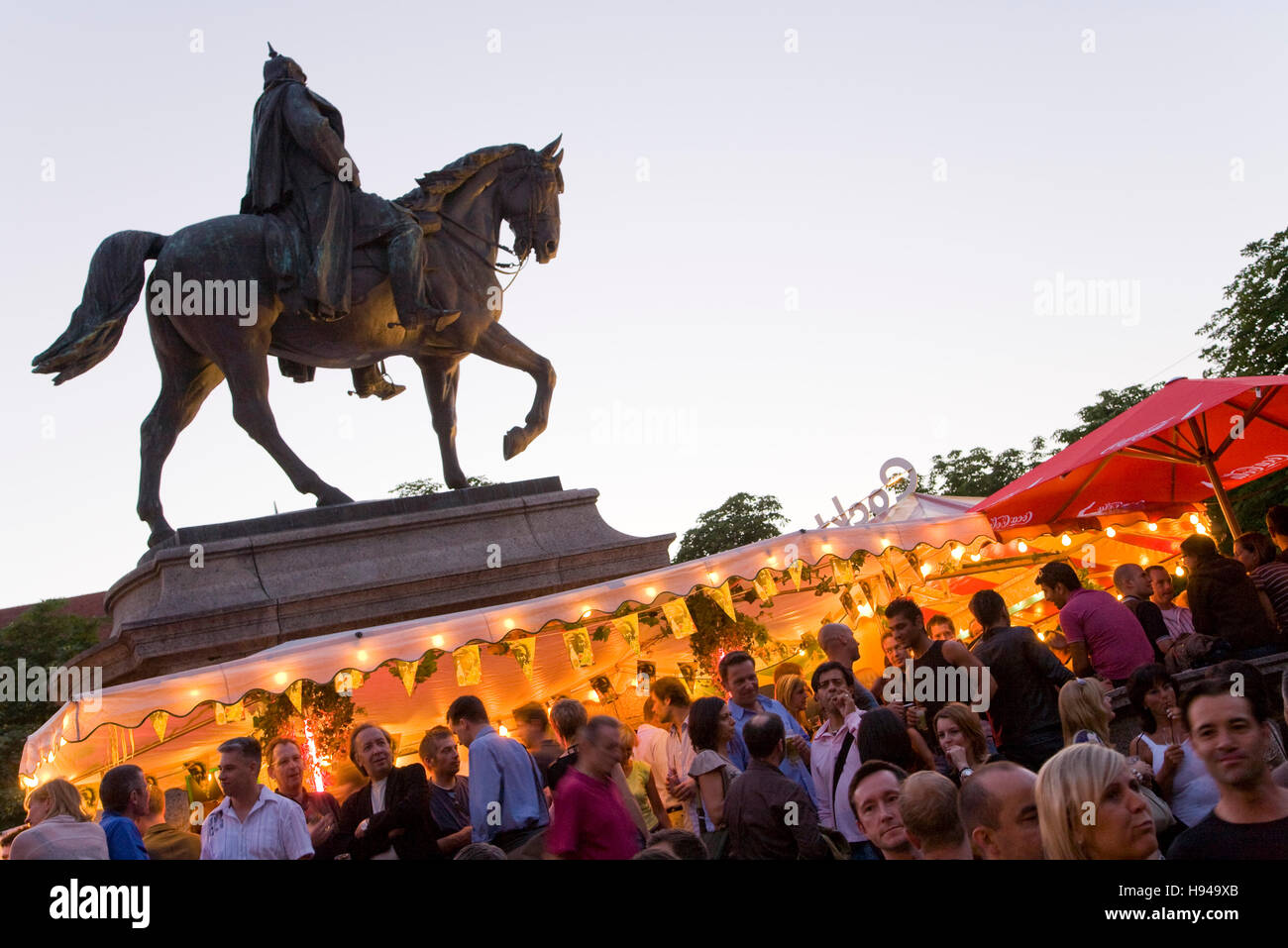Equestrian statue of Emperor William I., visitors to the Hamburg fish