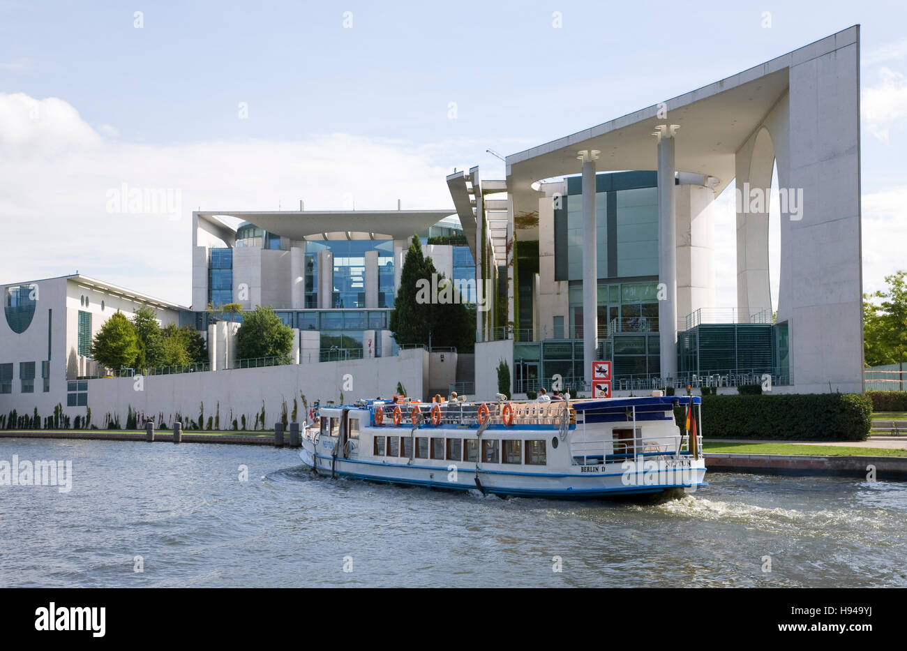 Excursion boat on the Spree river in front of Bundeskanzleramt, Federal Chancellery, government buildings, shipping, Berlin Stock Photo