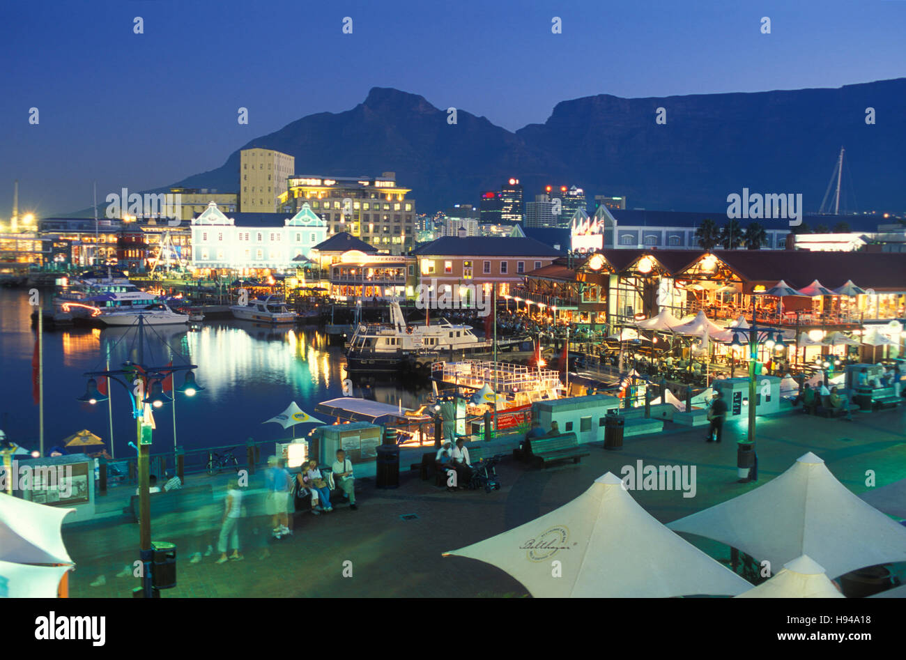 Restaurants on the Victoria & Alfred Waterfront at night, Table