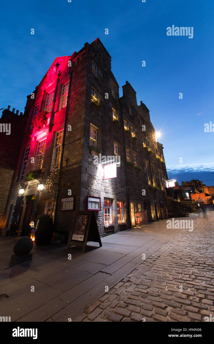 City of Edinburgh, Scotland. Night view of Cannonball House at top of the Royal Mile, with Edinburgh Castle in the background. Stock Photo