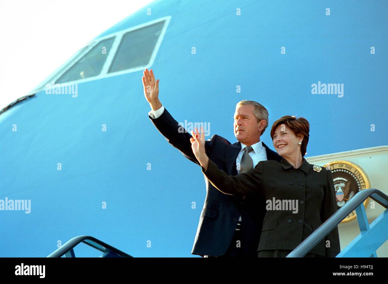 U.S. President George W. Bush and First Lady Laura Bush wave before boarding Air Force One at the Barajas International Airport June 13, 2001 in Madrid, Spain. Stock Photo