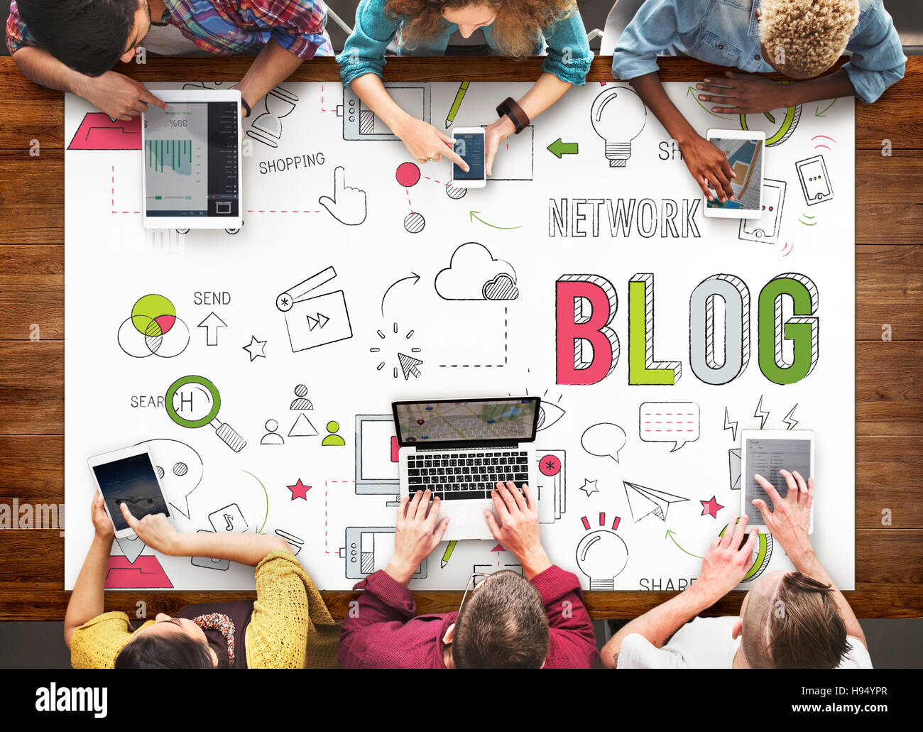 Зимний шоппинг. Курьер с цветами. Pros and cons of online shopping. Кассир в супермаркете. Продавец кассир.