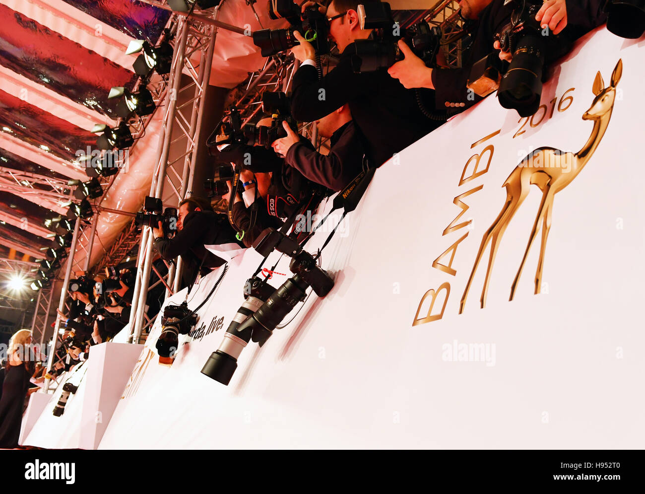 Berlin, Germany. 17th Nov, 2016. Photographers at the 'Bambi' award ...