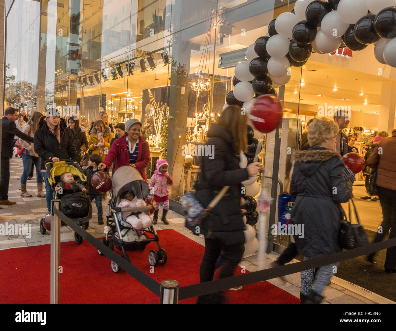 Handforth Dean, Wilmslow, Cheshire, UK. 18th November 2016. Customers