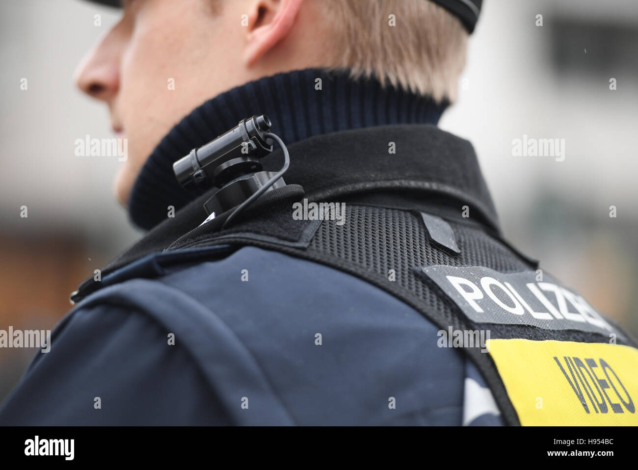 A police officer wearing a video camera on his shoulder in Frankfurt/Main, Germany, 18 November 2016. After one year of using the body-cam, it became a daily equipment. 72 vests with shoulder cameras are in use in the state of Hesse. PHOTO: ARNE DEDERT/dpa Stock Photo