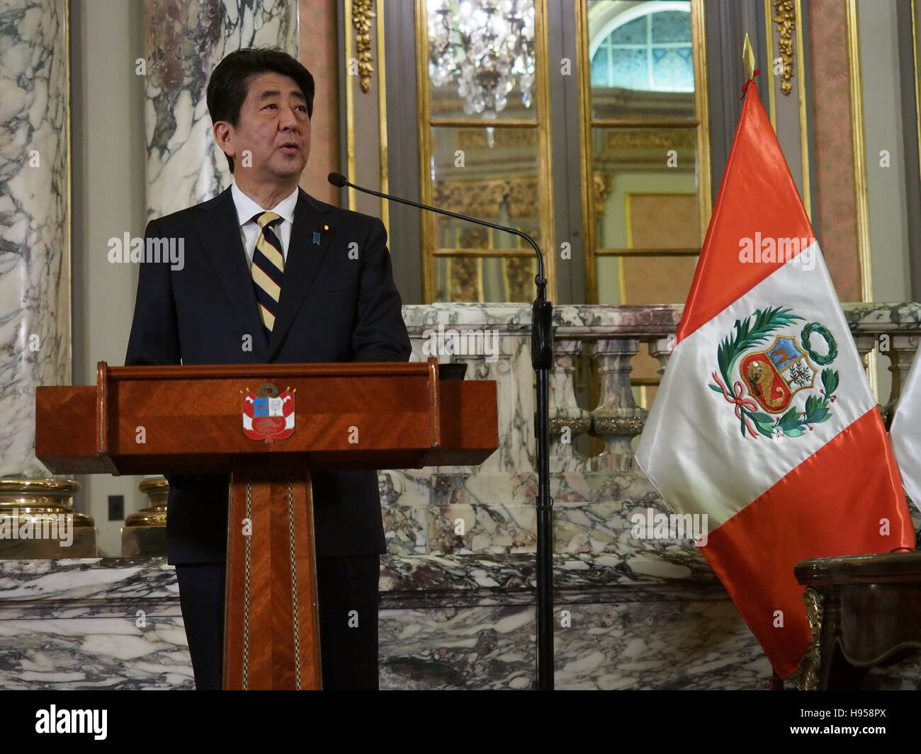 Lima, Peru. 18 November, 2016. Prime Minister of Japan, Shinzo Abe, arrived to Peru on an official visit within the framework of APEC 2016. The Prime Minister was received by the President of Peru, Pedro Pablo Kuczynski, and participated in a series of activities, such as the signing of bilateral agreements in communications (c) Carlos Garcia Granthon/Fotoholica/Alamy Live News Stock Photo