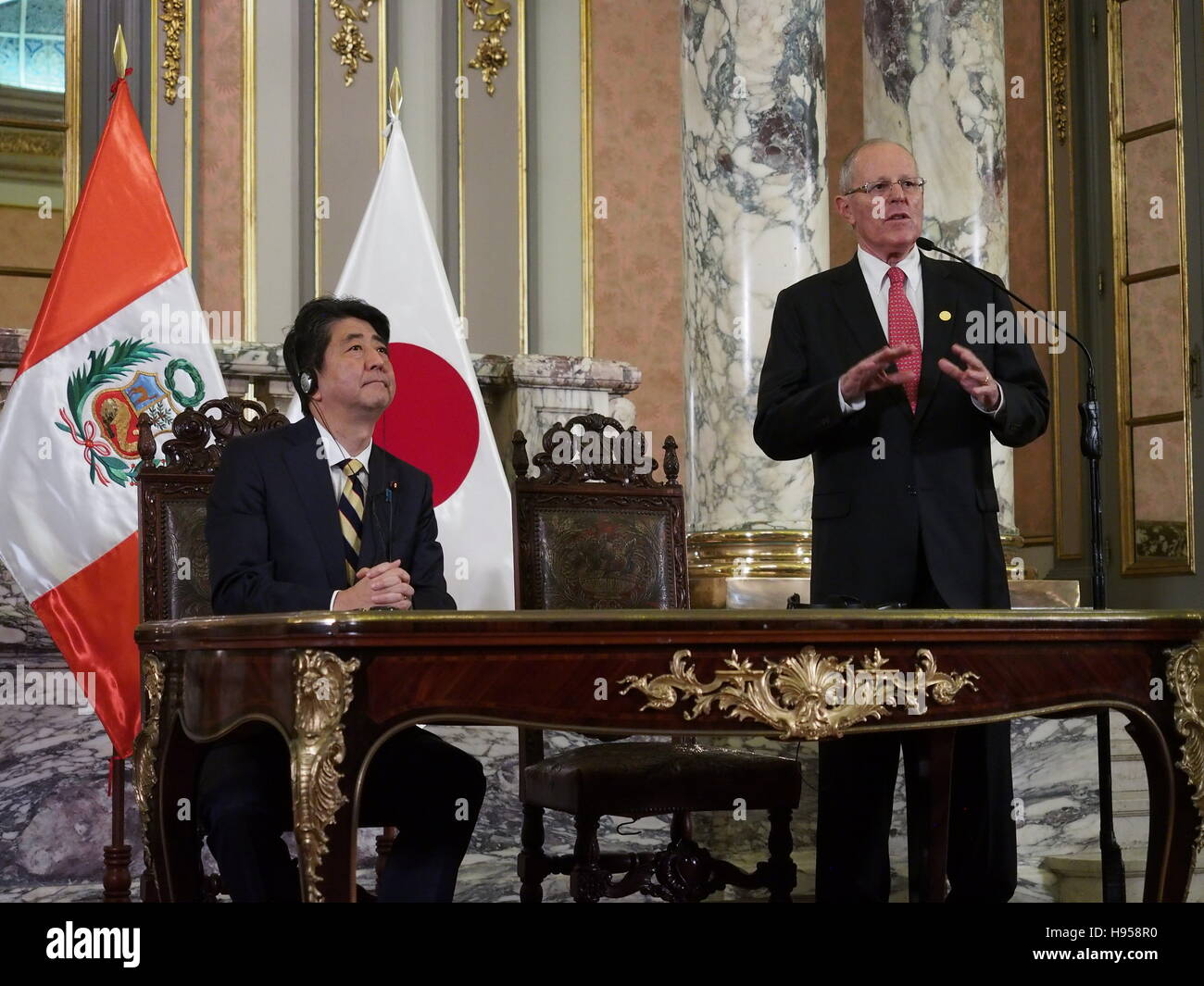 Lima, Peru. 18 November, 2016. Prime Minister of Japan, Shinzo Abe, arrived to Peru on an official visit within the framework of APEC 2016. The Prime Minister was received by the President of Peru, Pedro Pablo Kuczynski, and participated in a series of activities, such as the signing of bilateral agreements in communications (c) Carlos Garcia Granthon/Fotoholica/Alamy Live News Stock Photo
