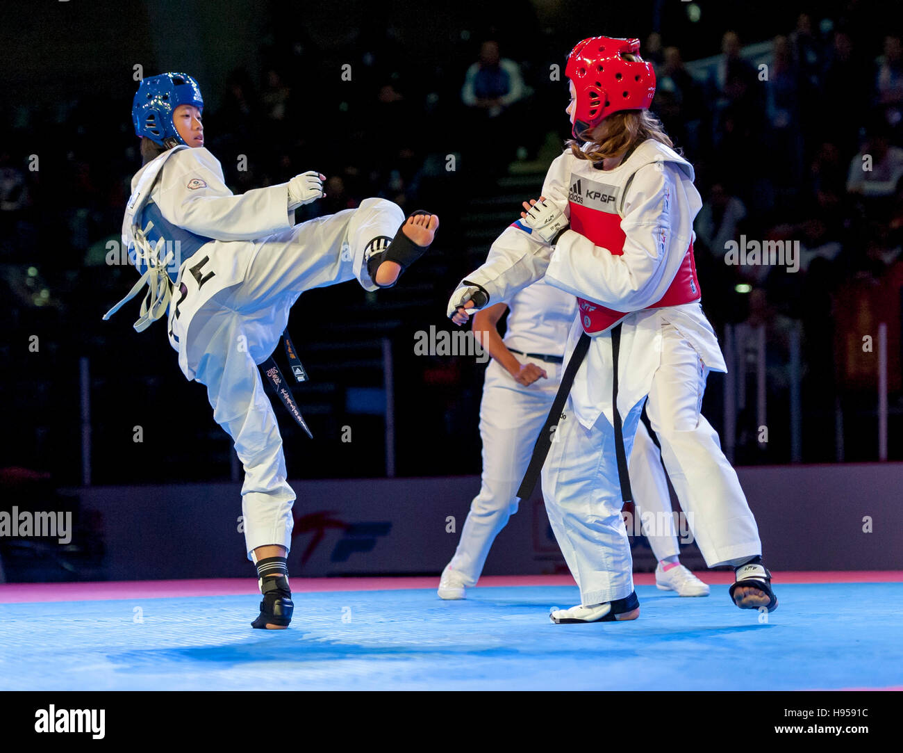 Burnaby, Canada. 18 November, 2016. WTF World Taekwondo Junior Championships Cia-Ling Lo (TPE) and Ekaterina Kvartalnaia (RUS) red compete in the final of female 52kg won by Lo Alamy Live News/ Peter Llewellyn Stock Photo
