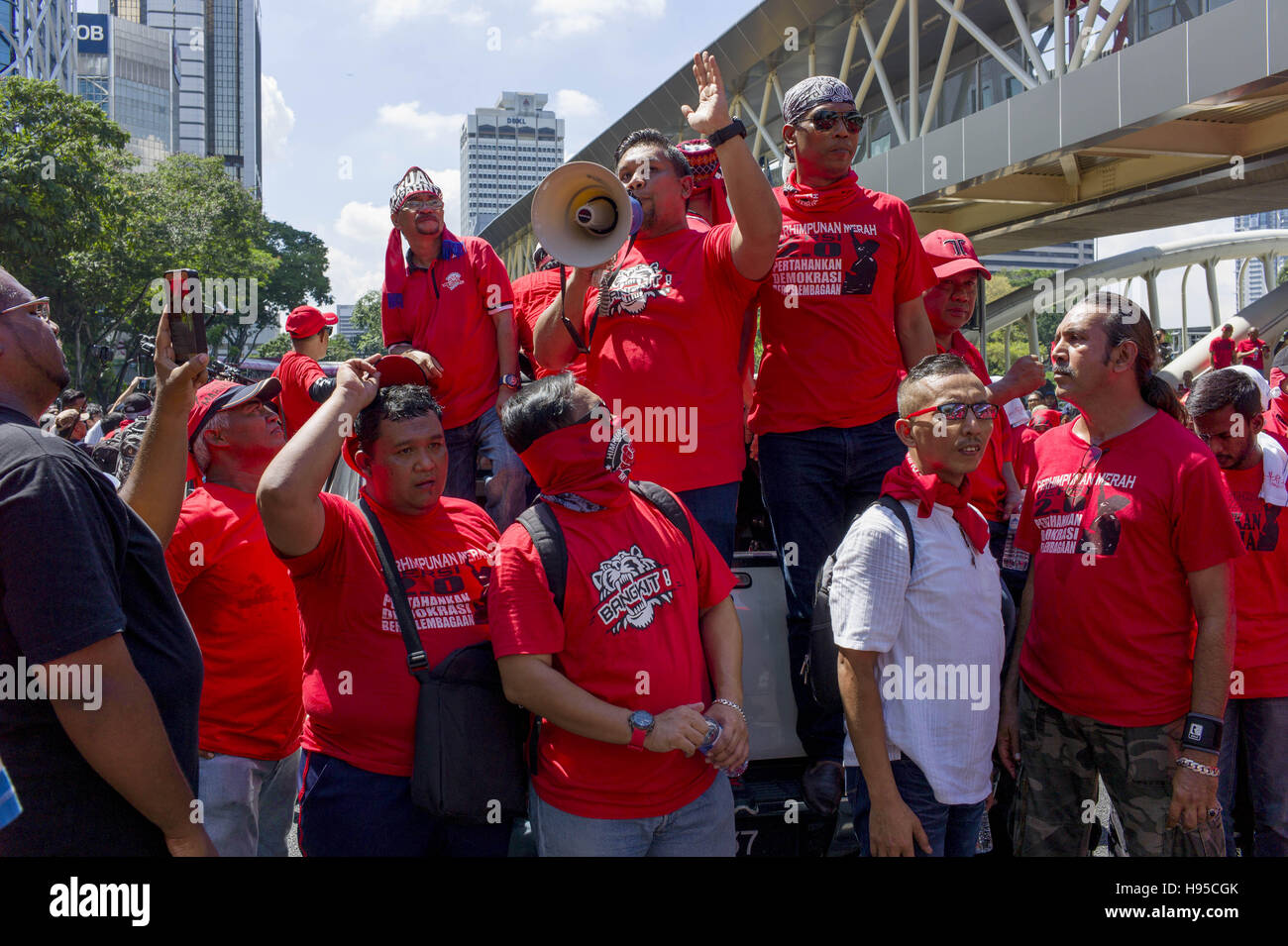 Kuala Lumpur, KUALA LUMPUR, MALAYSIA. 19th Nov, 2016. Rightist 'Red Shirts' supporters march to counter a protest organised by leading reformist group Bersih 5.0 calling for Malaysia's Prime Minister Najib Razak's resignation in Kuala Lumpur on November 19, 2016. Credit:  Chris Jung/ZUMA Wire/Alamy Live News Stock Photo