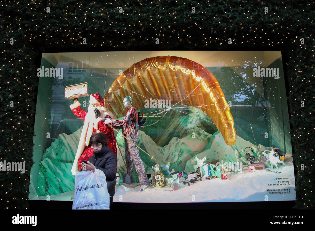 Oxford Street, London, UK. 19th Nov, 2016. Selfridges' Christmas