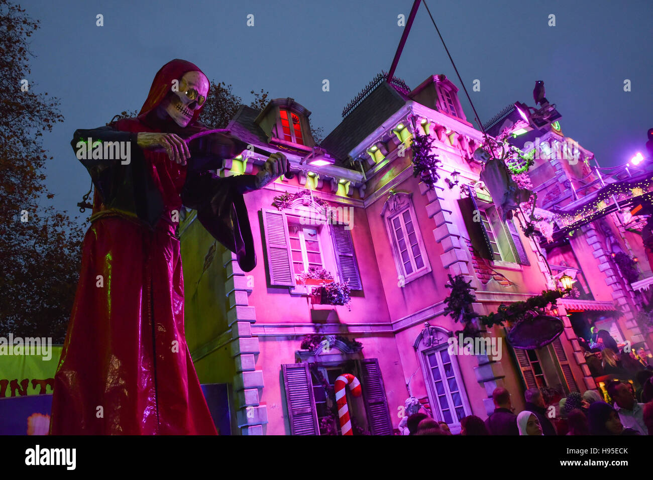 Hyde Park, London, UK. 19th Nov, 2016. Winter Wonderland Christmas fair