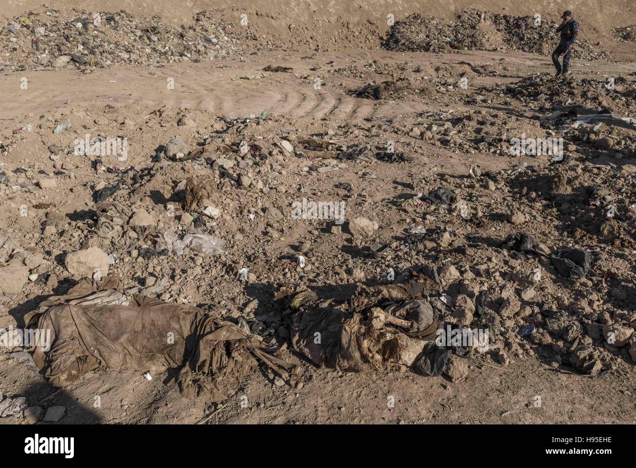 Hammam Al-Alil, Nineveh Governorate, Iraq. 19th Nov, 2016. Dead bodies of mass graves in a dump atHammam al-Alil, Iraq. Credit:  Berci Feher/ZUMA Wire/Alamy Live News Stock Photo