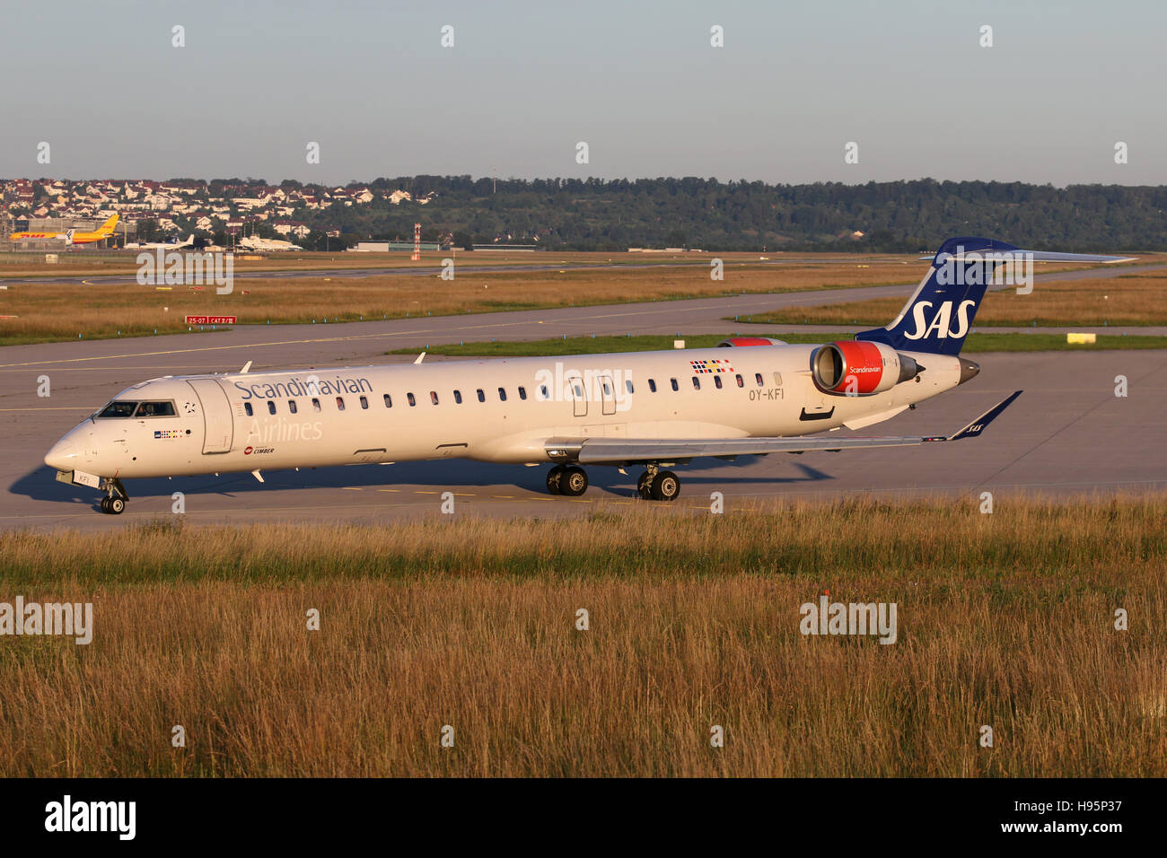 Bombardier crj900 hi-res stock photography and images - Alamy