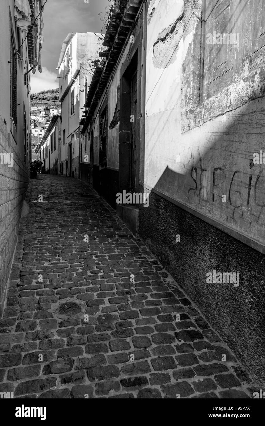 Steep narrow cobbled alleyway in hi-res stock photography and images ...