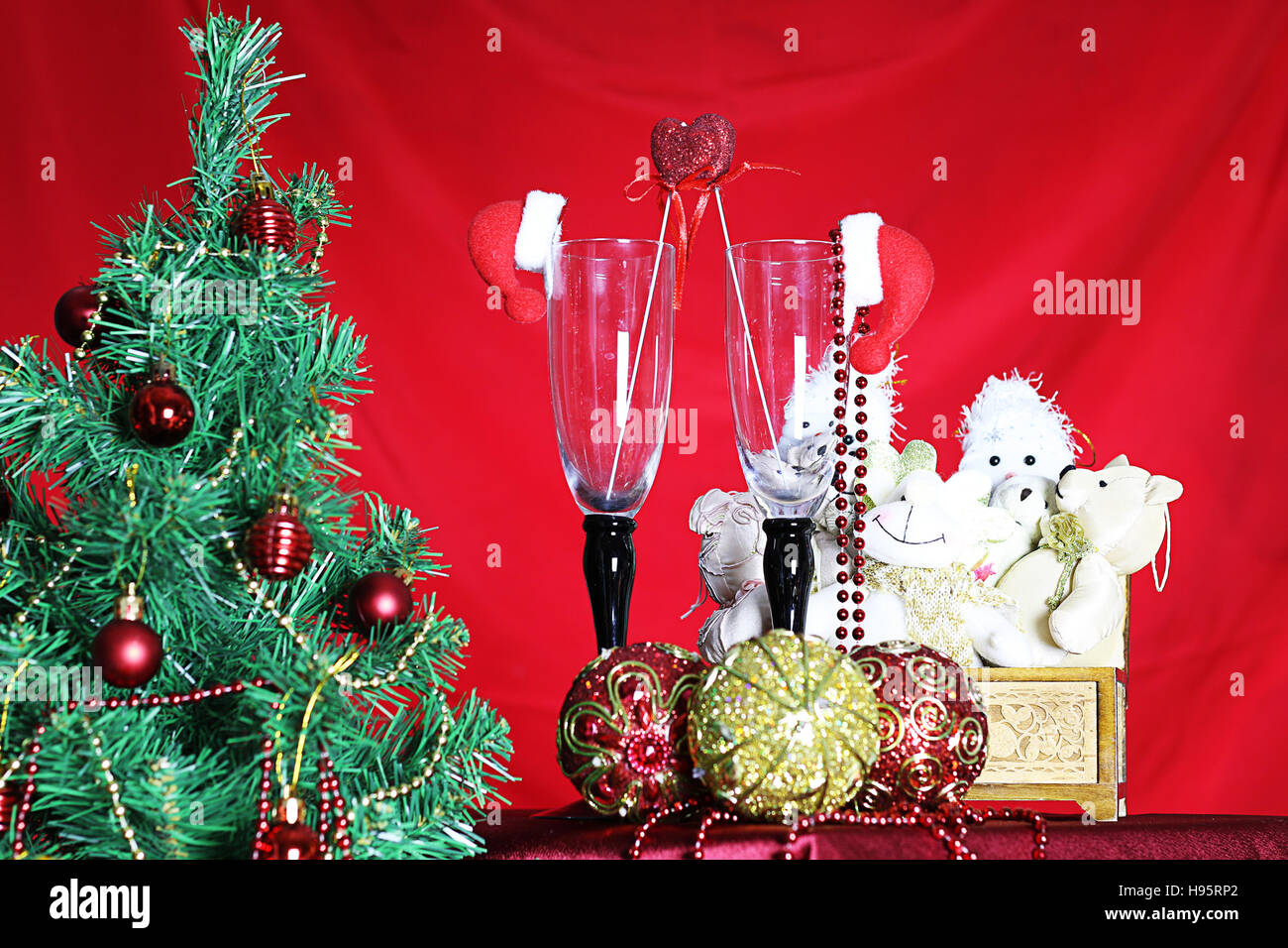 Two glasses champagne tables hi-res stock photography and images - Alamy