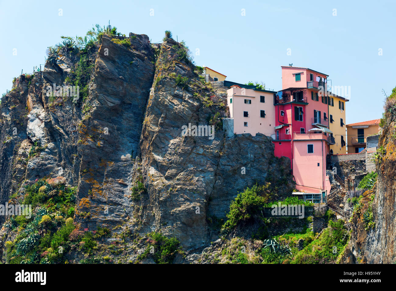 exposed house at cliffs of Manarola, Cinqueterre, Italy Stock Photo Alamy