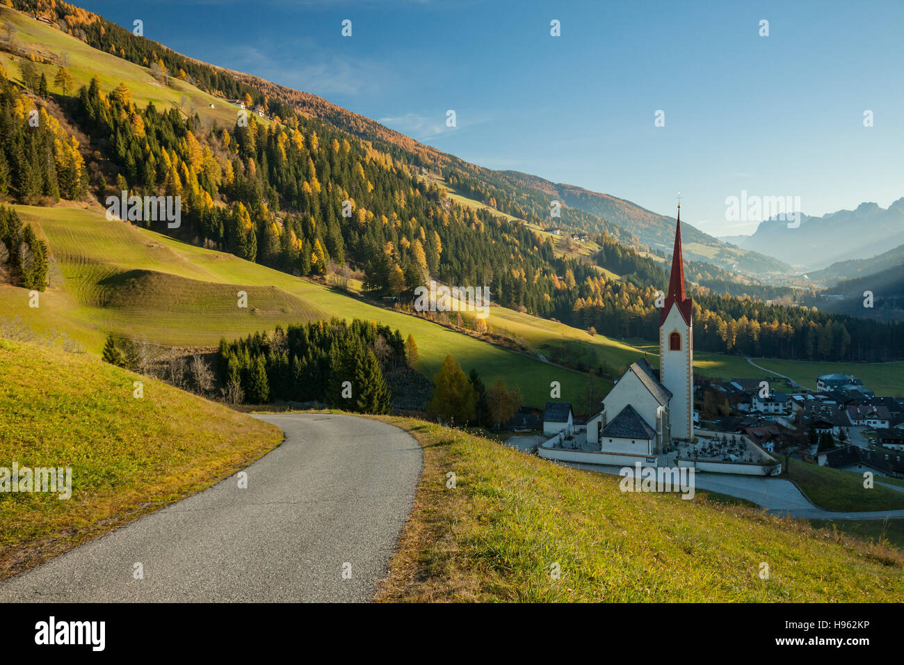 autumn-morning-at-the-iconic-church-of-sankt-nikolaus-in-winnebach