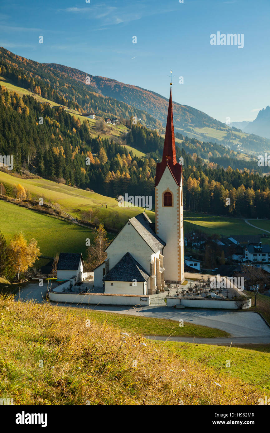 autumn-morning-at-the-iconic-church-of-sankt-nikolaus-in-winnebach