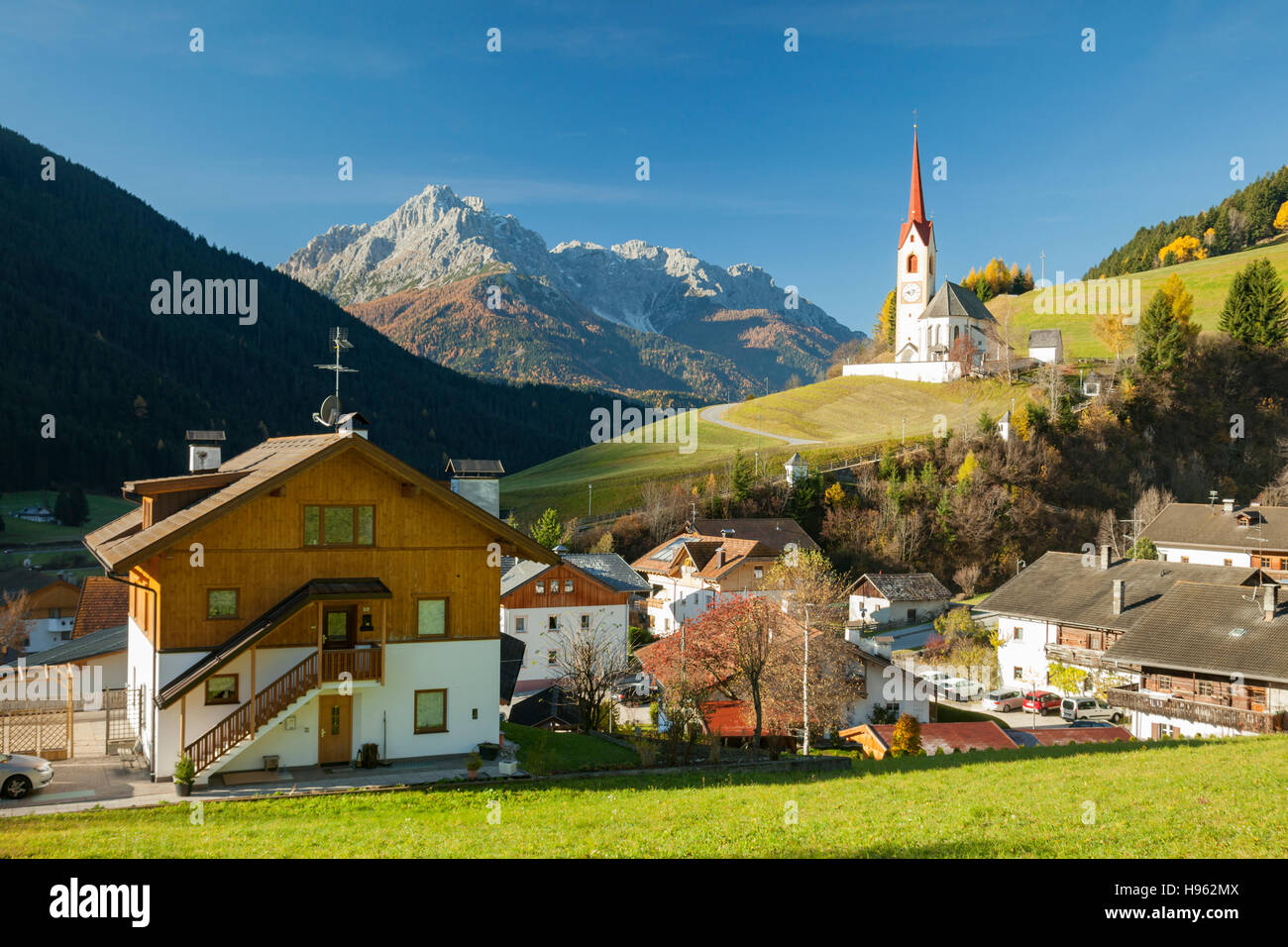 Autumn morning at the iconic church of Sankt Nikolaus in Winnebach, South Tyrol, Italy. Dolomites. Stock Photo