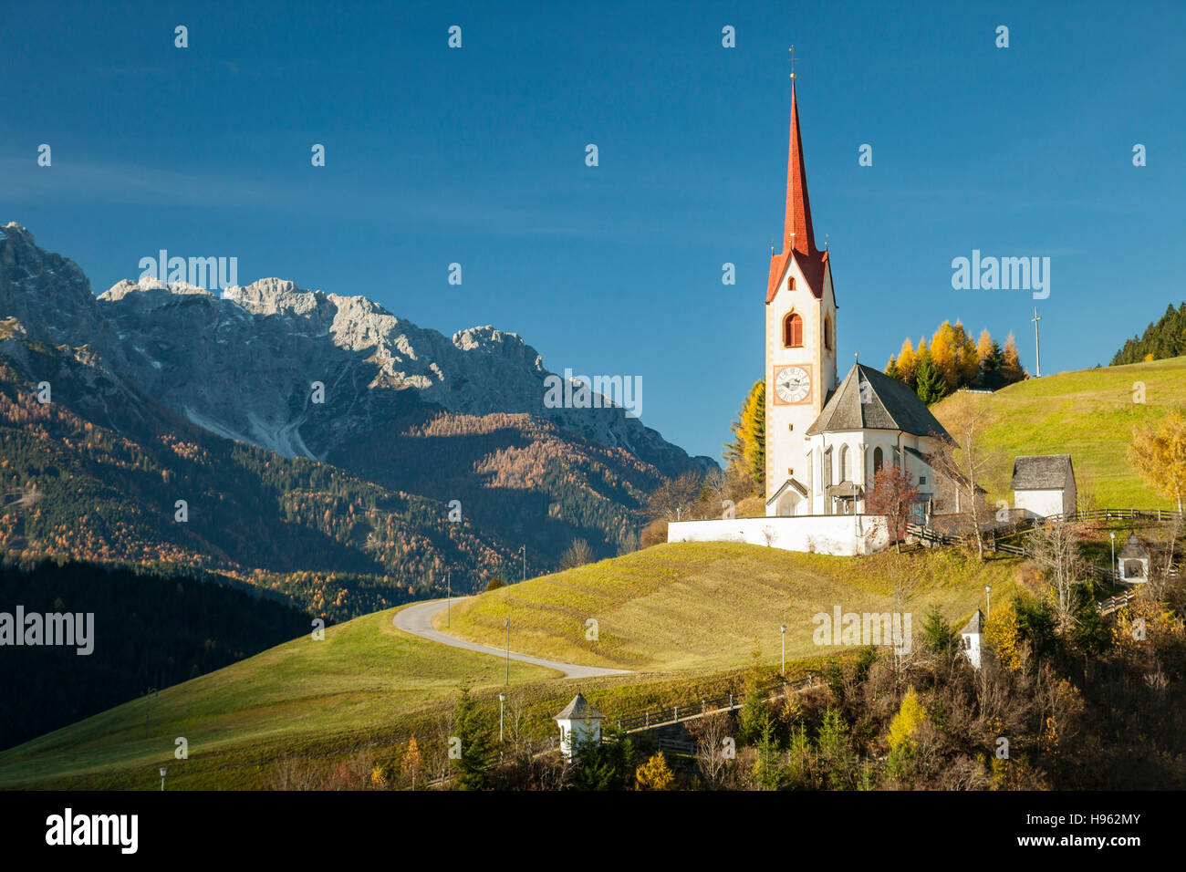 Autumn morning at the iconic church of Sankt Nikolaus in Winnebach, South Tyrol, Italy. Dolomites. Stock Photo