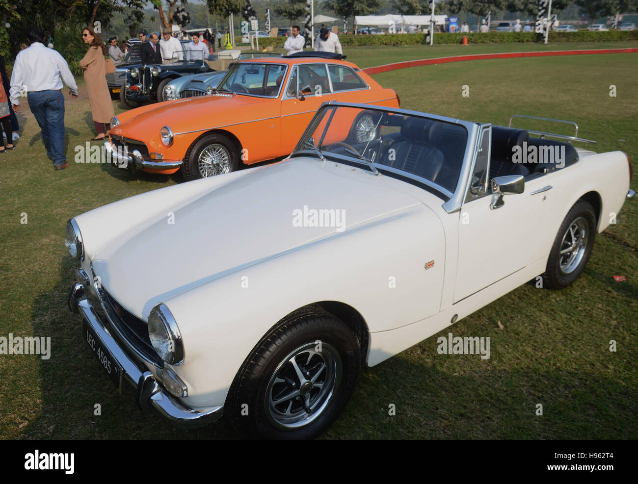 Lahore, Pakistan. 16th Nov, 2016. Pakistani people visit the vintage