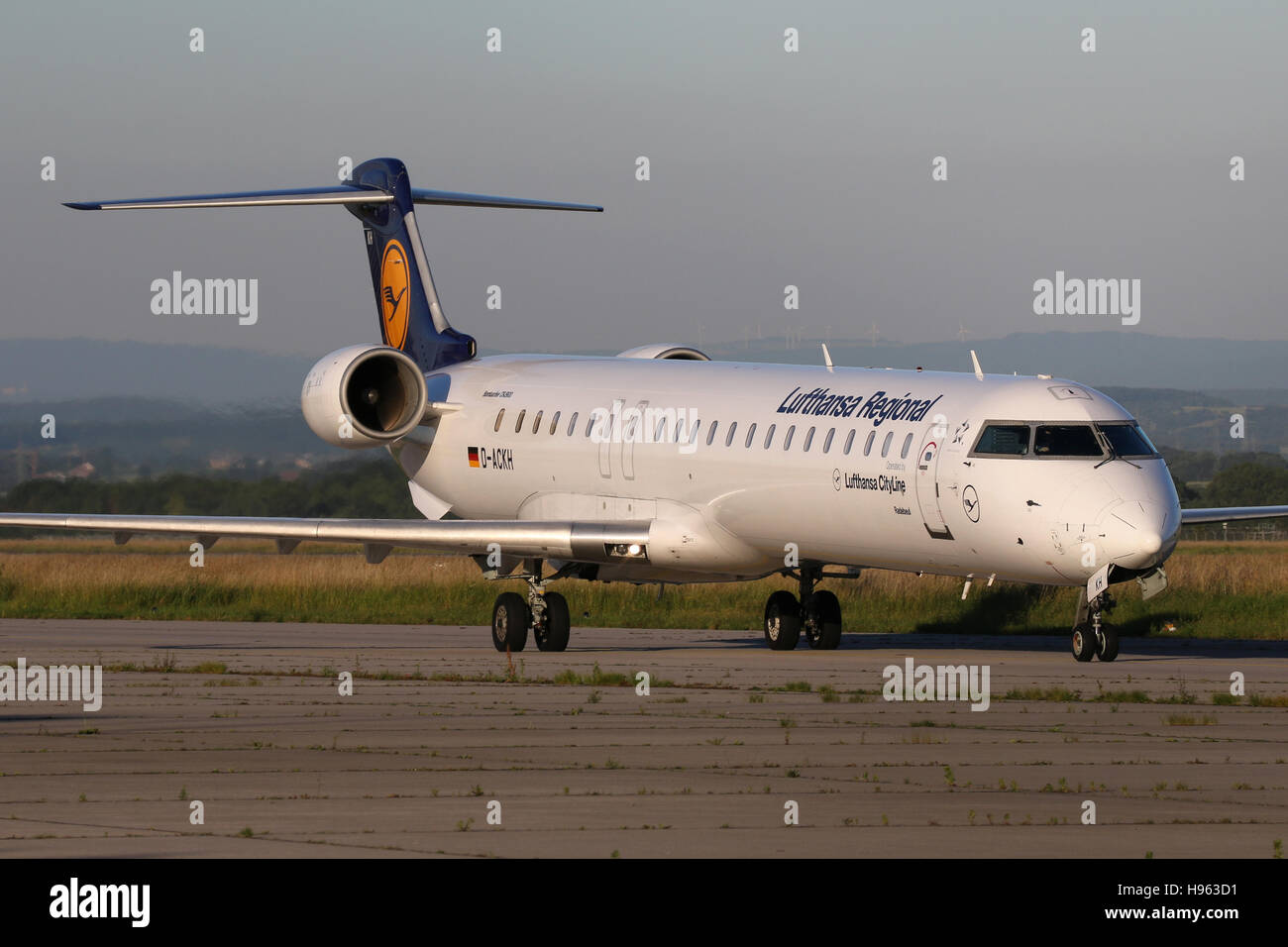 Lufthansa bombardier crj900 hi-res stock photography and images - Alamy