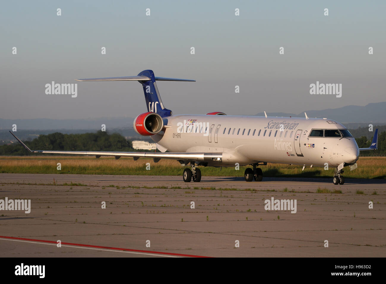 Bombardier crj900 hi-res stock photography and images - Alamy