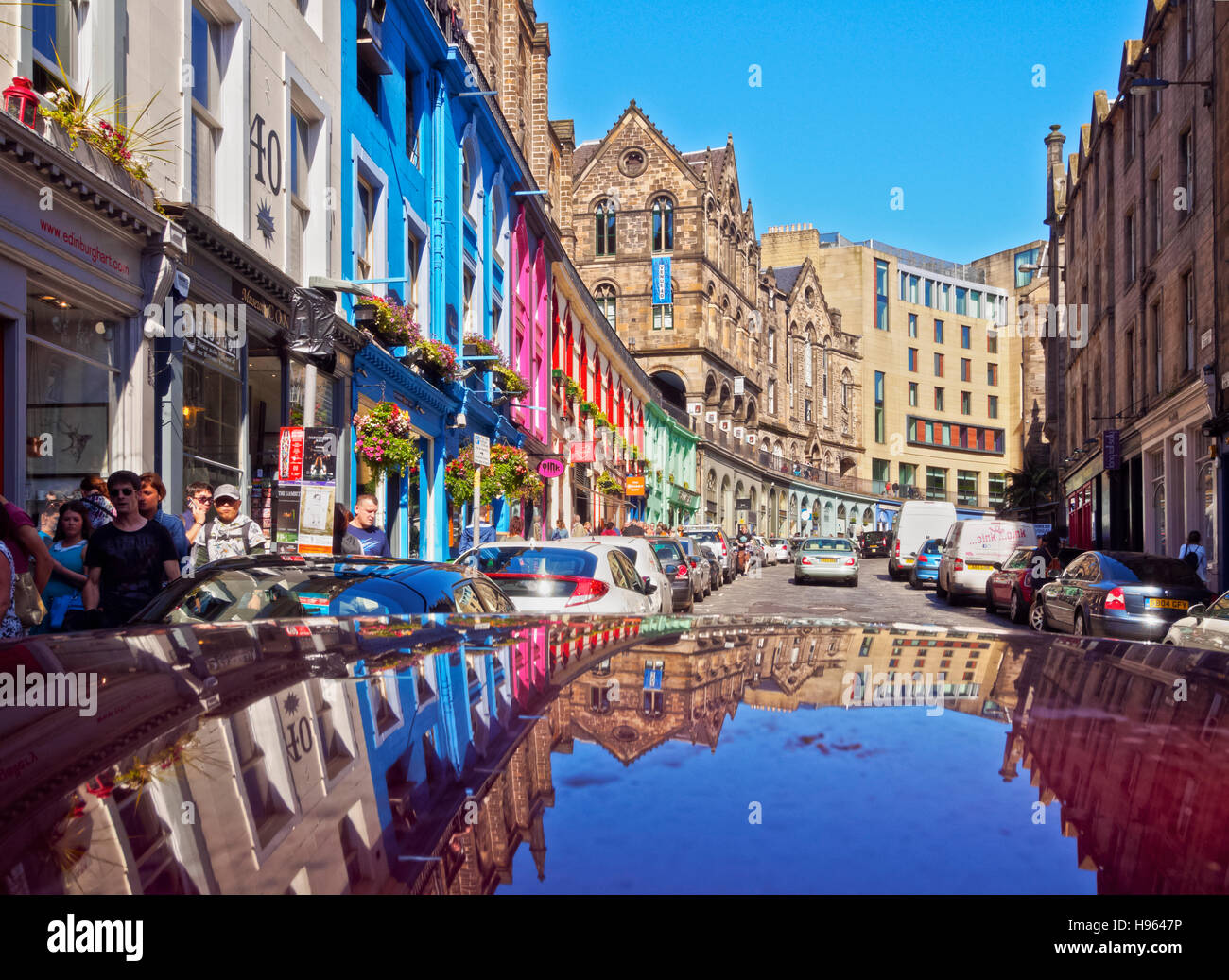 Victoria street edinburgh old town hi-res stock photography and images ...