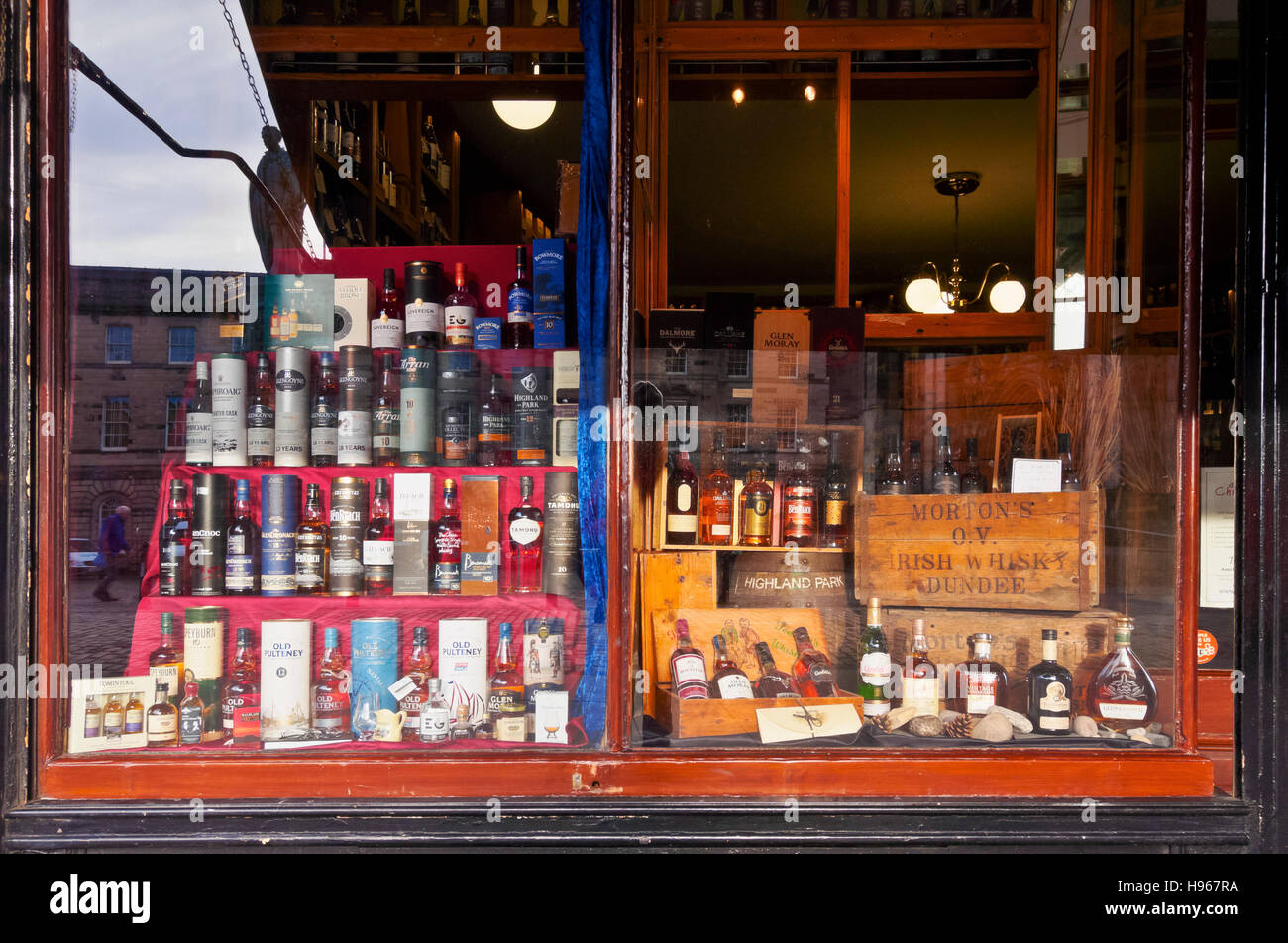 UK, Scotland, Edinburgh, The Royal Mile, View of the specialist whisky shop. Stock Photo