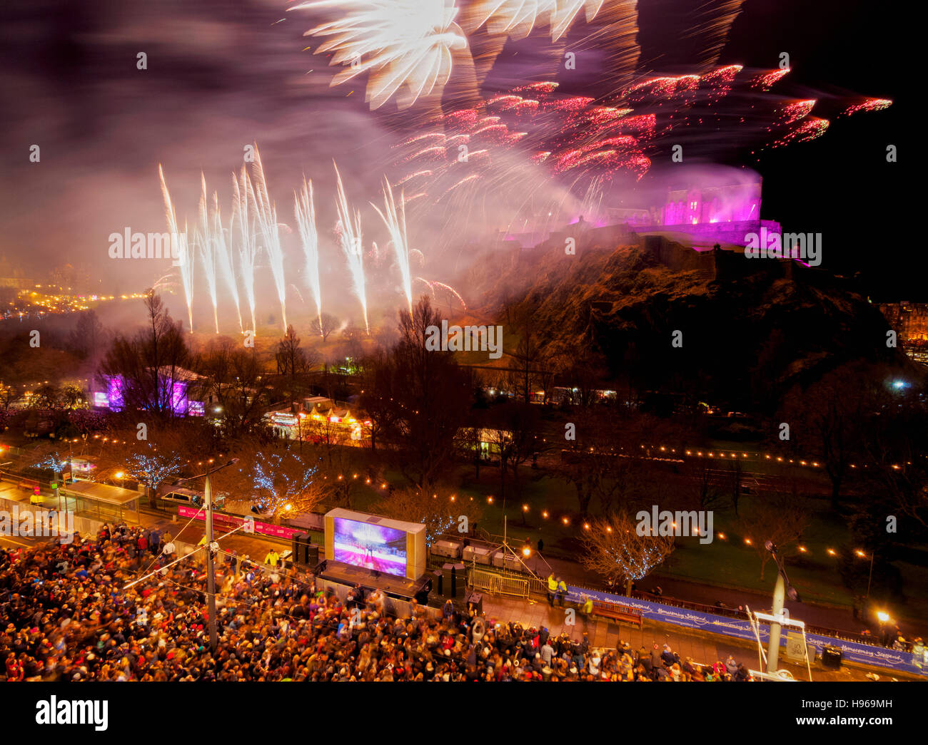 UK, Scotland, Lothian, Edinburgh, New Year's Fireworks from Edinburgh Castle viewed from the Princes Street. Stock Photo