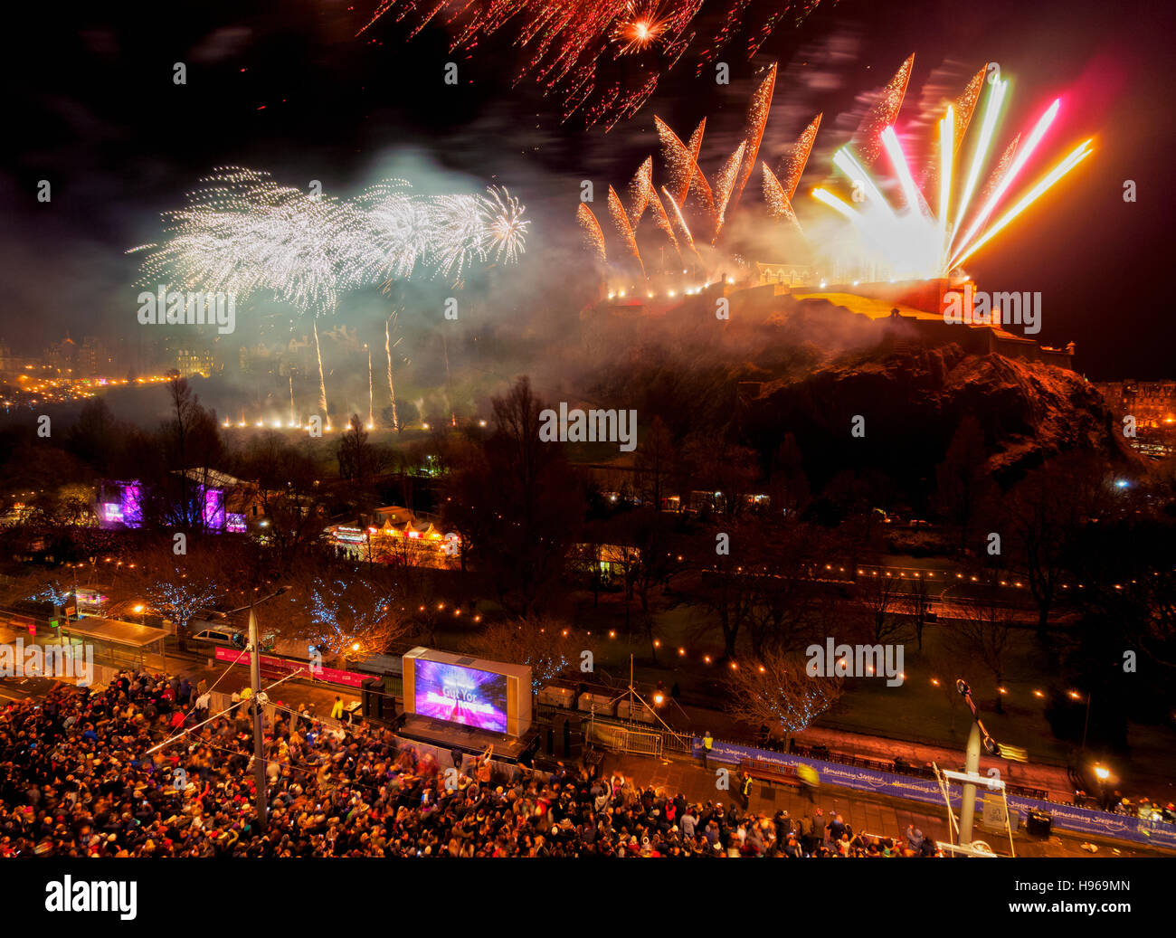 UK, Scotland, Lothian, Edinburgh, New Year's Fireworks from Edinburgh Castle viewed from the Princes Street. Stock Photo