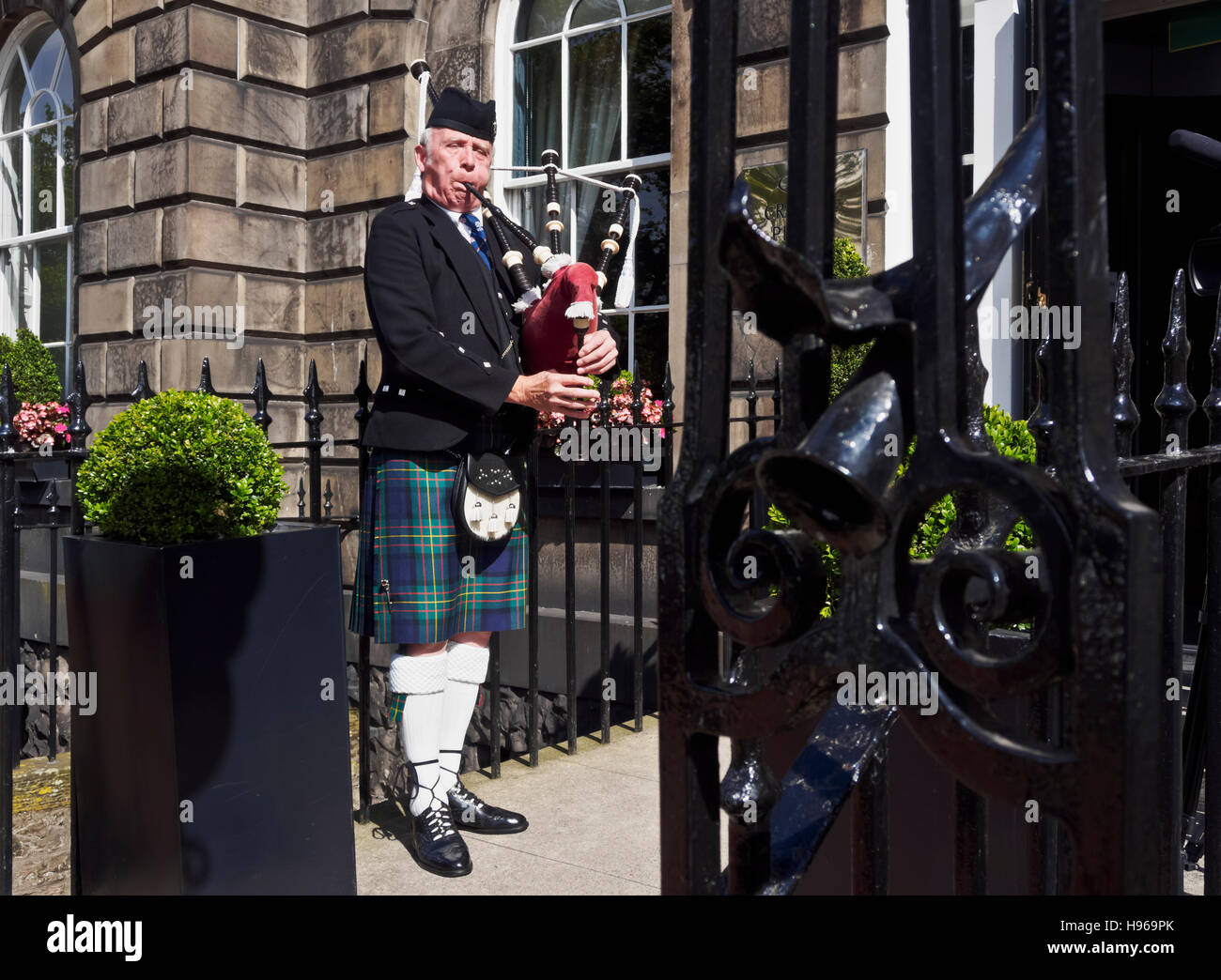UK, Scotland, Edinburgh, New Town, Scottish bagpiper dressed in kilt. Stock Photo