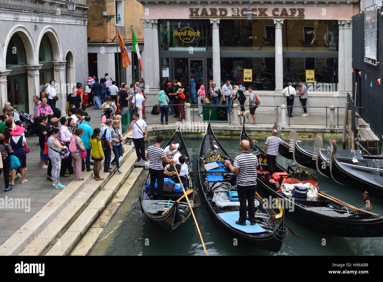 Gondolier station grand canal hi-res stock photography and images - Alamy