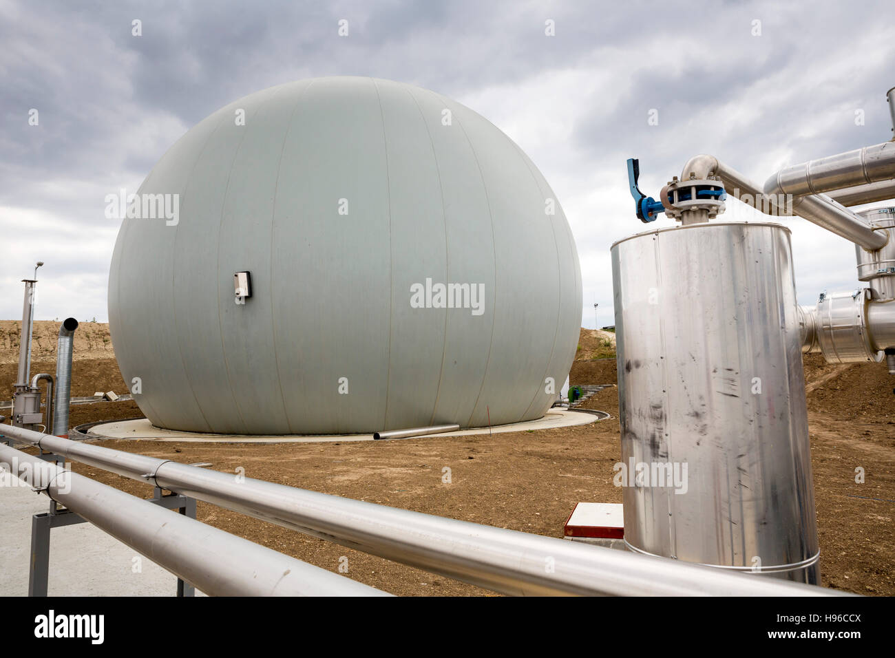 Natural Gas Tank Oil And Gas Processing Plant With Pipes Lpg Gas