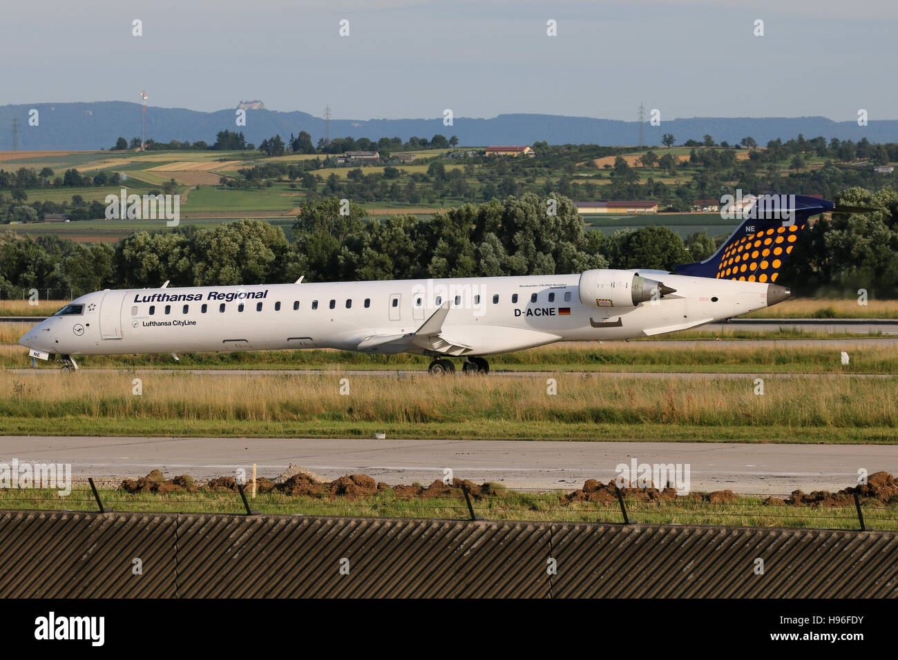 Bombardier crj900 hi-res stock photography and images - Alamy