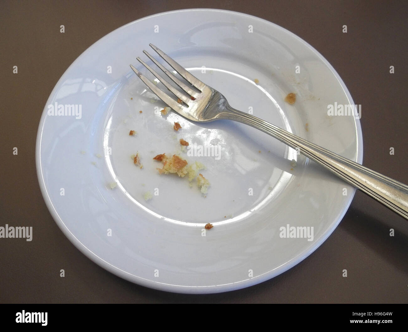 Cake crumbs on an empty plate Stock Photo Alamy