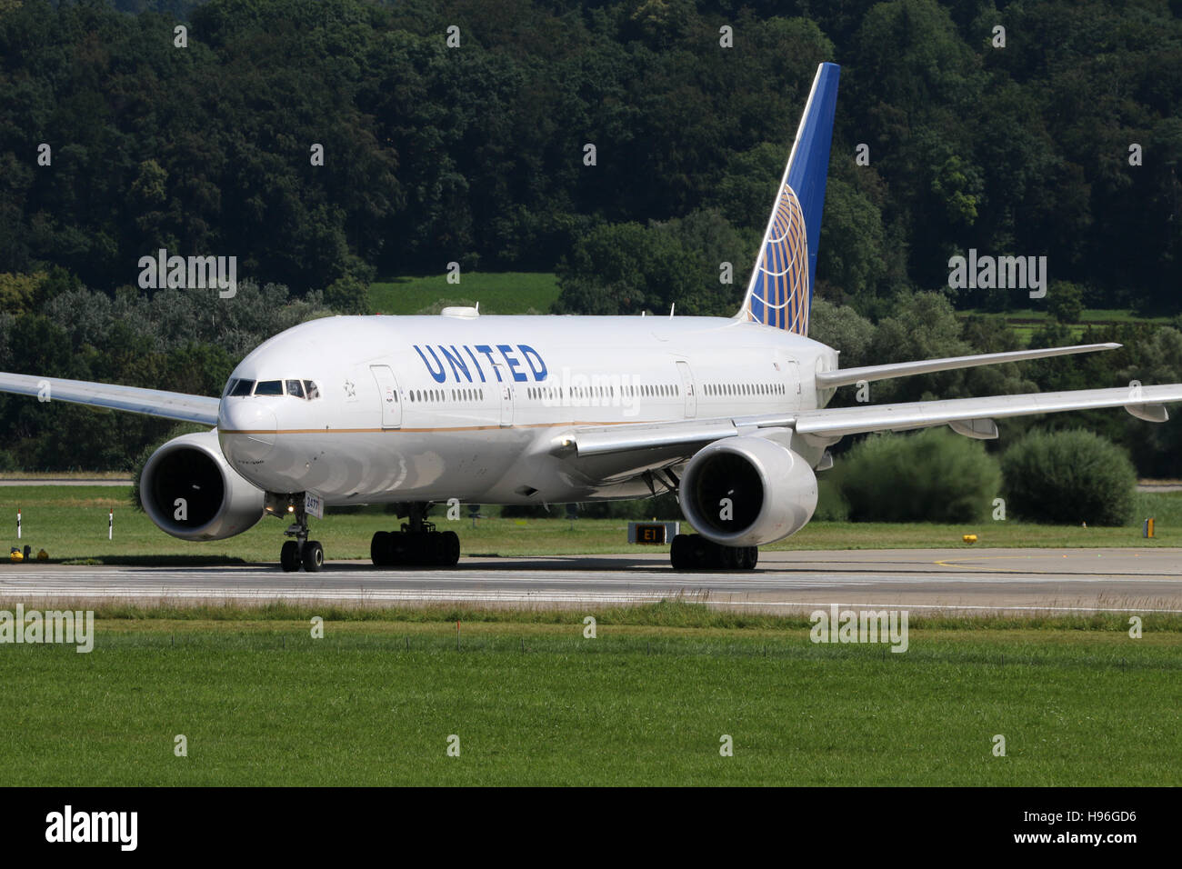 Zurich, Switzerland - July 29, 2016: United, Boeing 777 at Zurich Airport  Stock Photo - Alamy