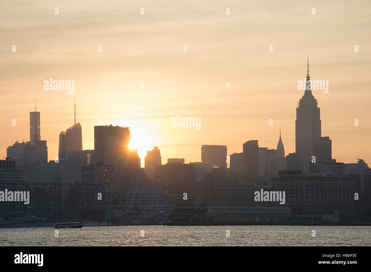 Sunrise over new york city skyline hi-res stock photography and images ...