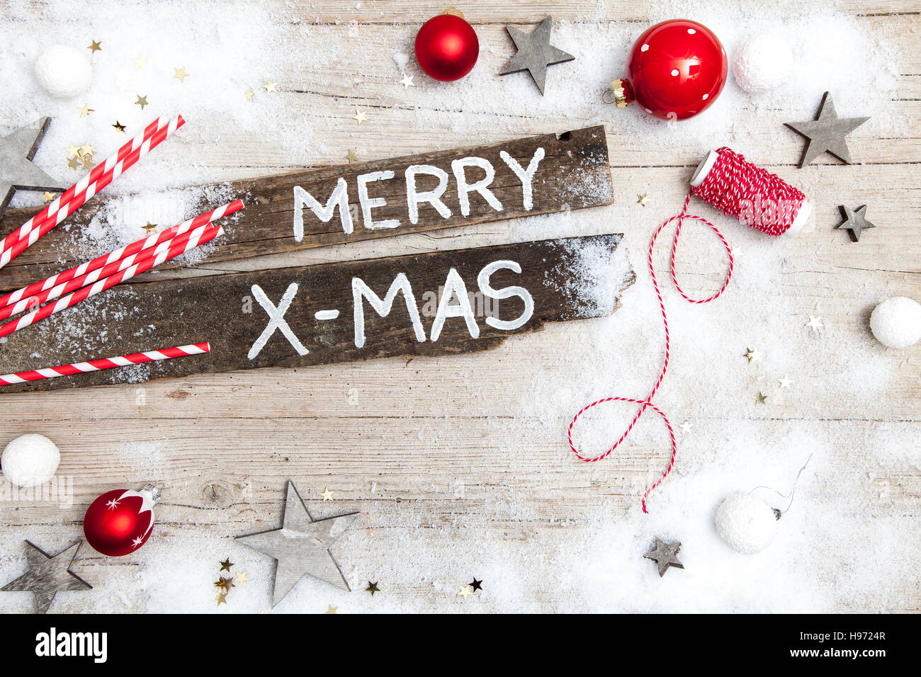 Weihnachtlicher grauer Holz Hintergrund mit Deko Stock Image