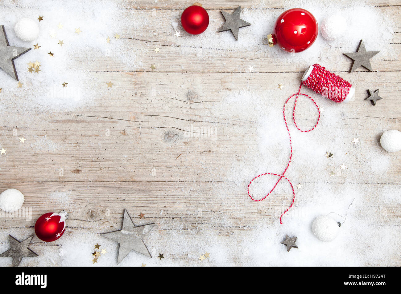 Weihnachtlicher grauer Holz Hintergrund mit Deko Stock Photo - Alamy
