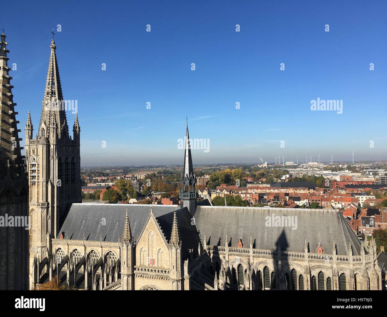 Hallen, grote Markt, gerechtsgebouw en Sint-Maartens Kathedraal Ieper vanuit de lucht Stock Photo