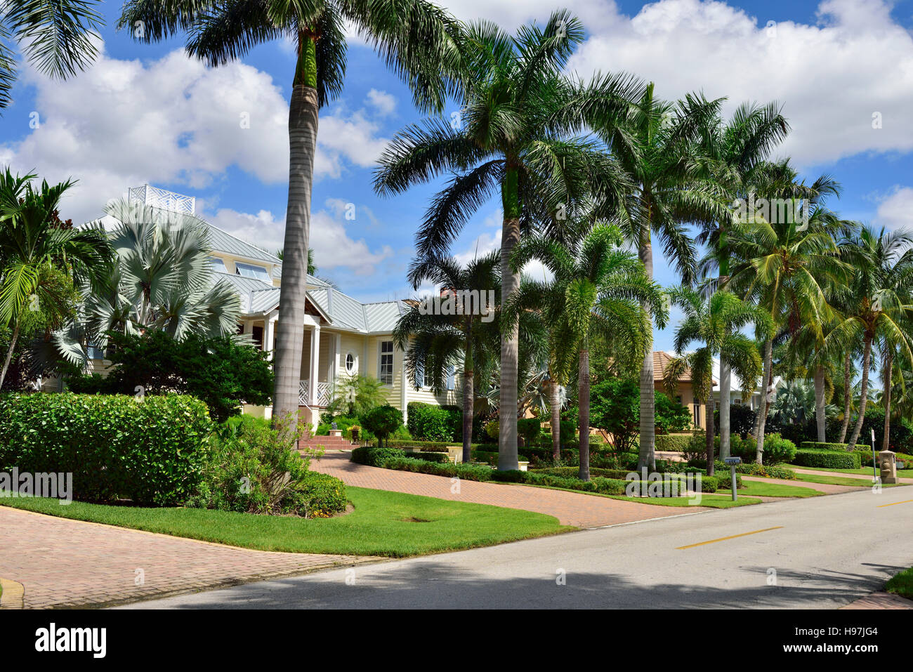 Driveways america neighborhood hires stock photography and images Alamy