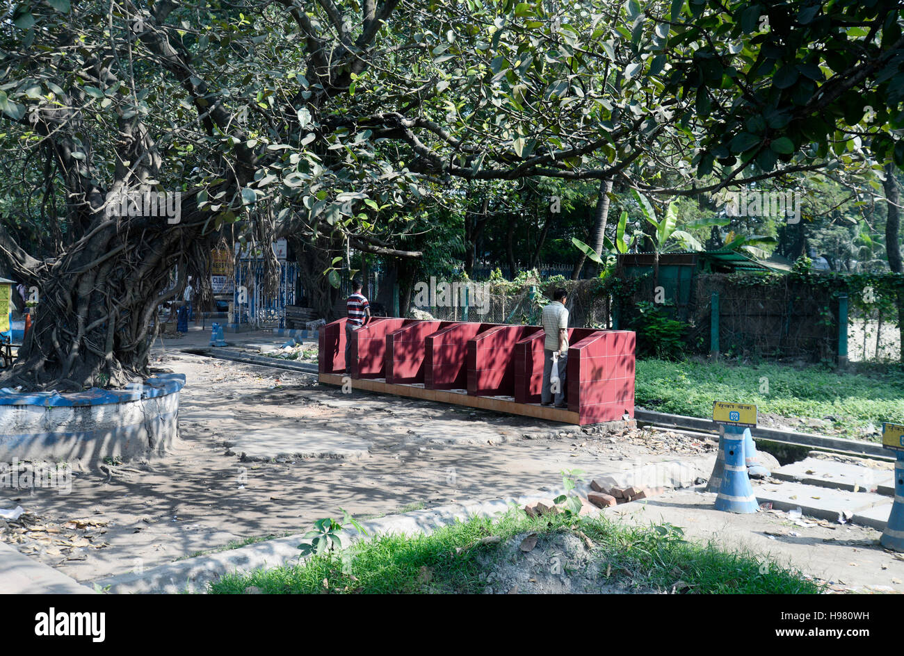 Kolkata, India. 19th Nov, 2016. Lack of public toilet cause the open