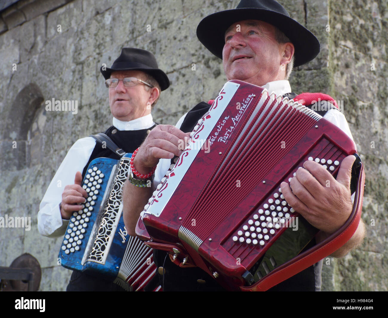 Breton traditional folk music hi-res stock photography and images - Alamy