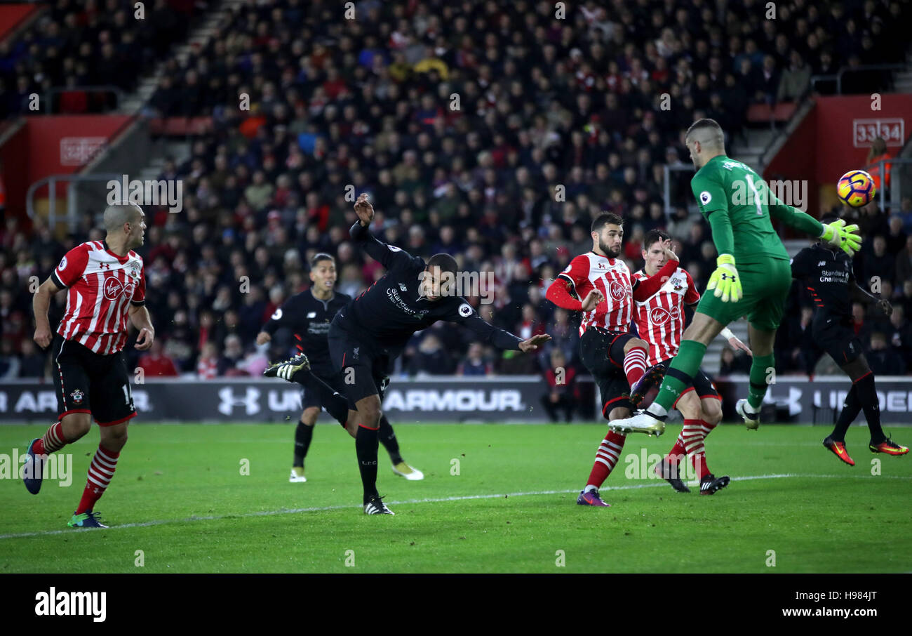 Liverpool's Joel Matip takes a shot during the Premier League match at St Mary's Stadium, Southampton. PRESS ASSOCIATION Photo. Picture date: Saturday November 19, 2016. See PA story SOCCER Southampton. Photo credit should read: Nick Potts/PA Wire. RESTRICTIONS: No use with unauthorised audio, video, data, fixture lists, club/league logos or 'live' services. Online in-match use limited to 75 images, no video emulation. No use in betting, games or single club/league/player publications. Stock Photo