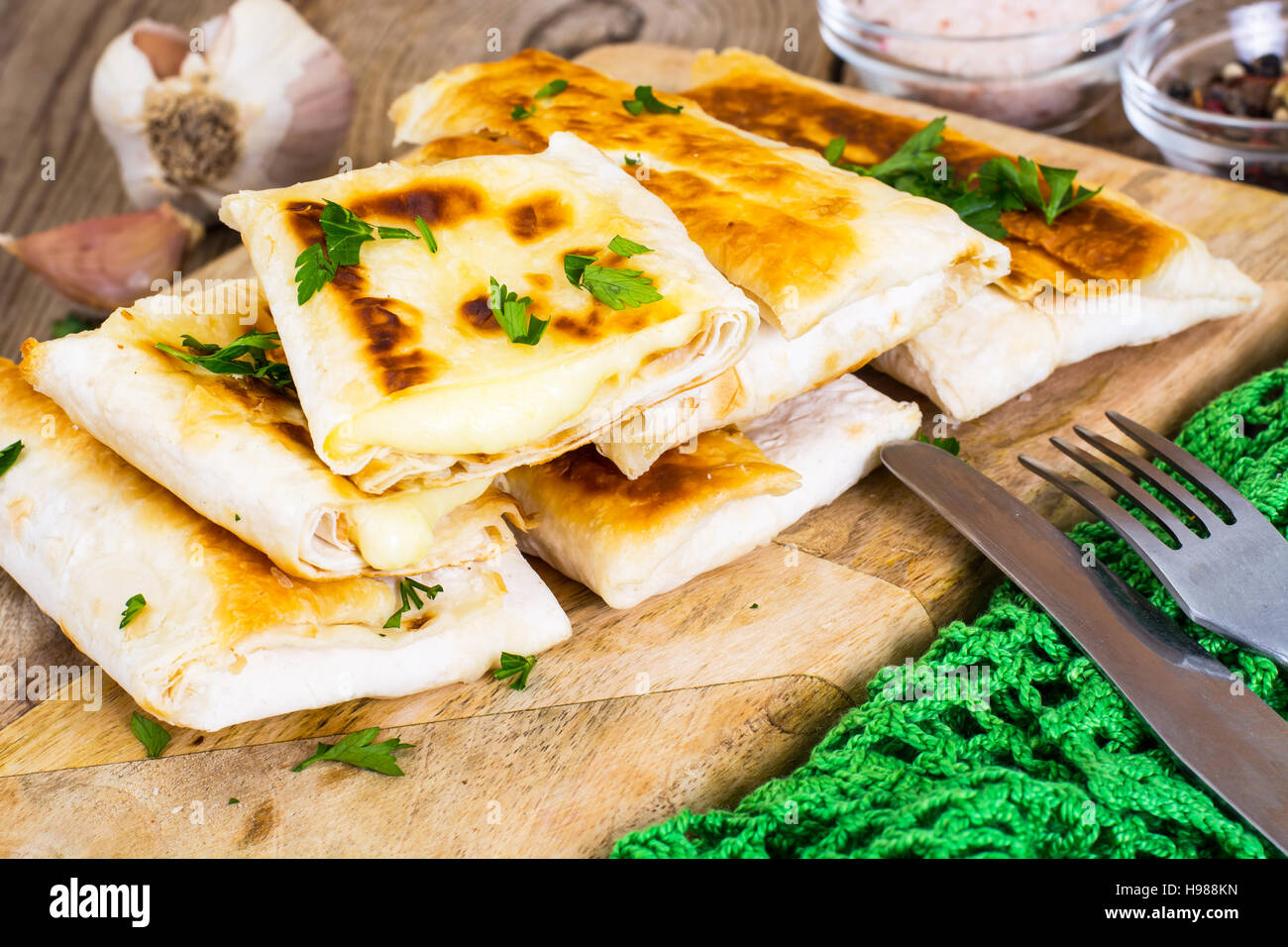 Курица в лаваше рецепт на сковороде. Гёзлеме турецкие лепешки. Лаваш с сулугуни и зеленью. Гезлеме Даламан. Сулугуни в лаваше.