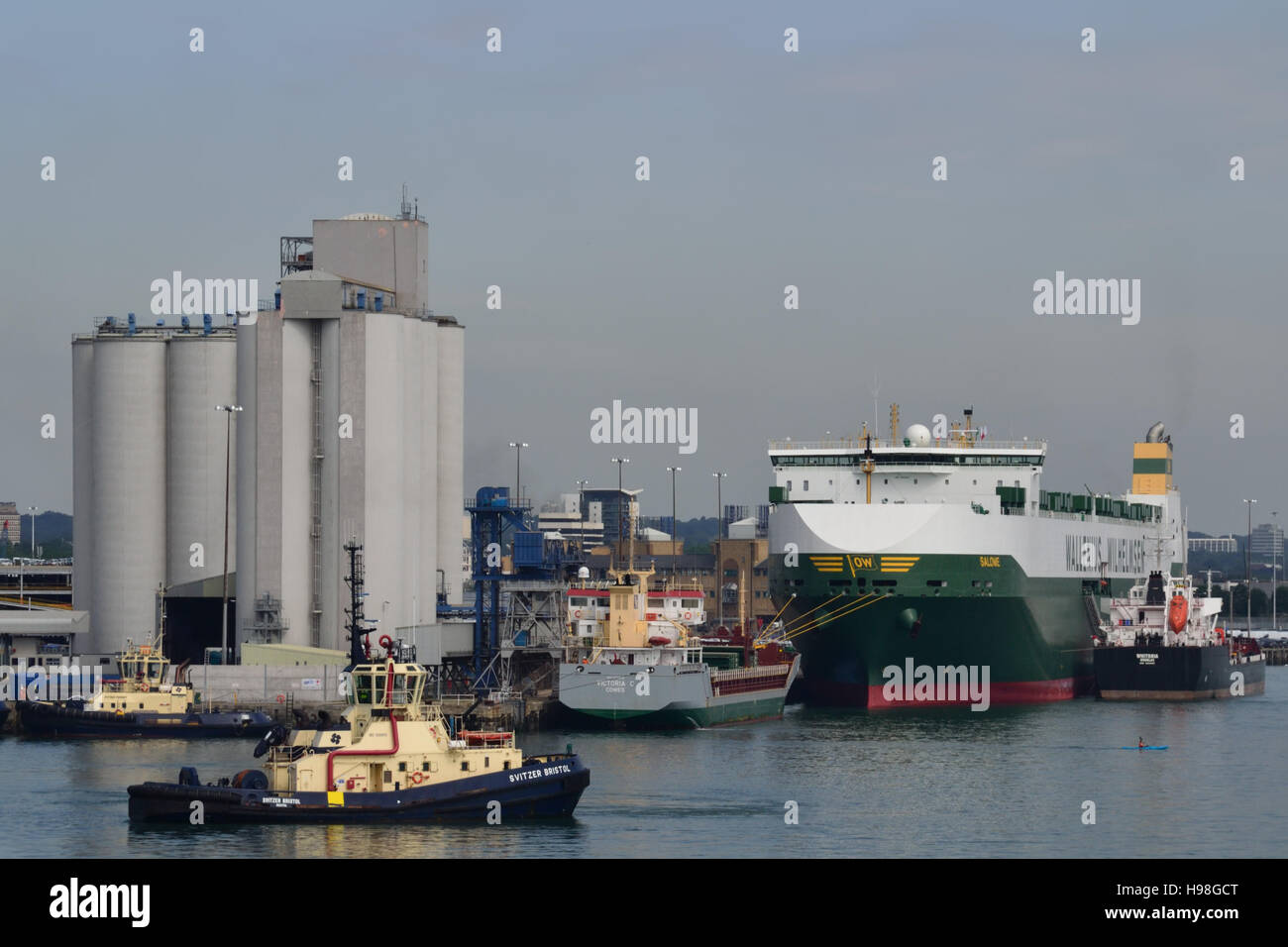 Svitzer Bristol and Wallenius Wilhelmsen MV Salome with the oil tanker Whitonia alongside, moored at Southampton Docks. Stock Photo